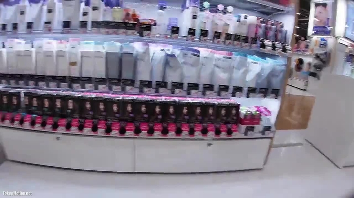 【盗撮動画】コスメショップの制服店員フロントパンチラ！接客中の逆さ撮りで白Pゲット余裕でした