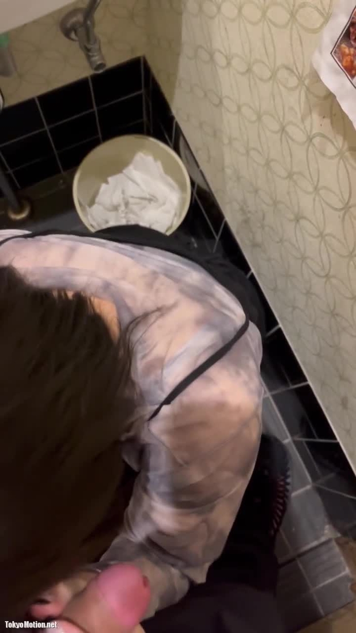 スマホ個人撮影 「ヤバすぎ自分…」撮られるの必死に嫌がるおしゃれ女子に居酒屋トイレでフェラしてもらったv