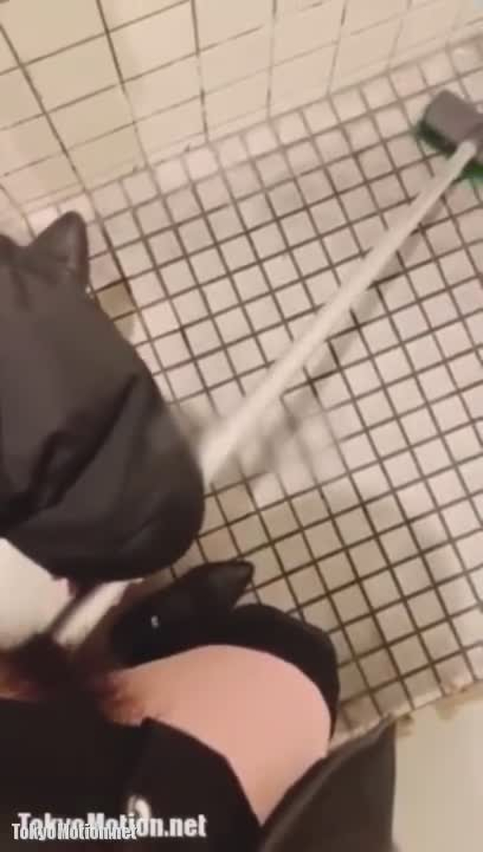 スマホ個人撮影 「う～、ヤバいヤバい…」公衆トイレで変態娘が掃除ブラシ突っ込んでオホ声オナ自撮りw