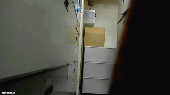 スマホ個人撮影 更衣室で着替える仕事終えた可愛いバイトJDをガッツリ盗撮…！