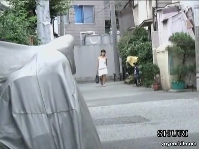 【盗撮動画】痴漢ダメ、ゼッタイ。チューブトップをずり下ろされノーブラ巨乳おっぱいを露出させられたギャル