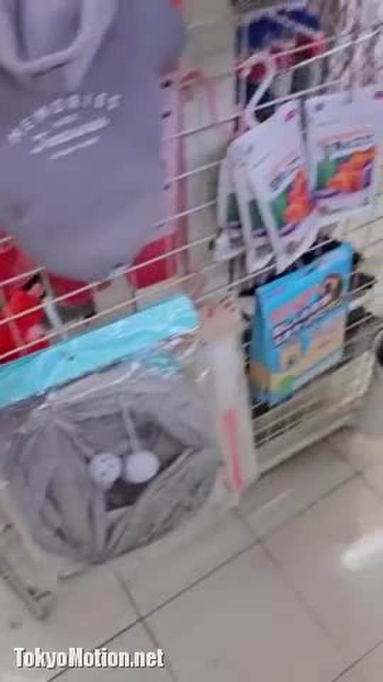 【盗撮】 DAISOで買い物中の女子の乳首が透けて見えている件