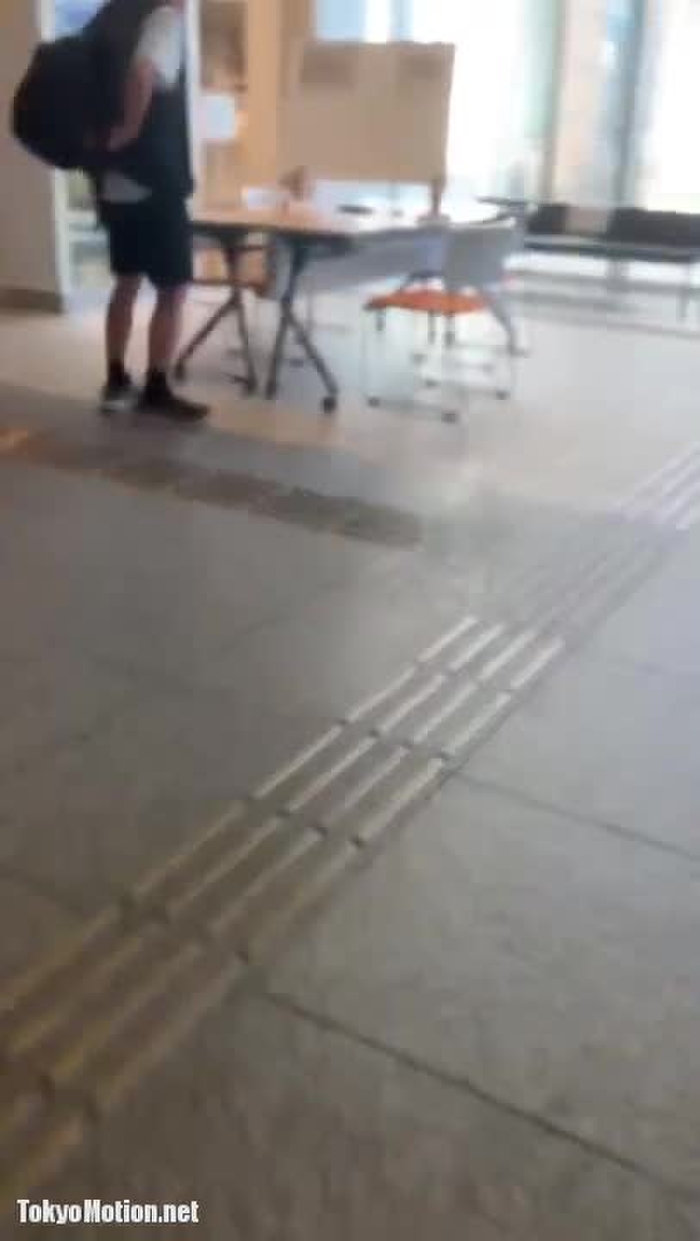 スマホ個人撮影 公共施設の多目的トイレで女友達にフェラ抜き口射してもらったv