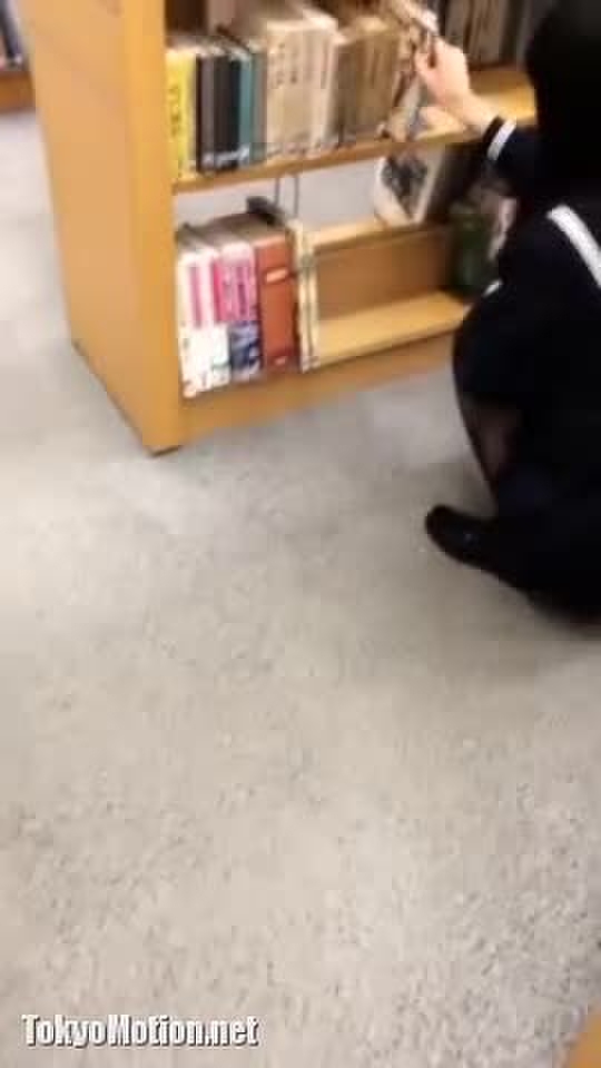 【盗撮】図書館女子校生棚下から 1