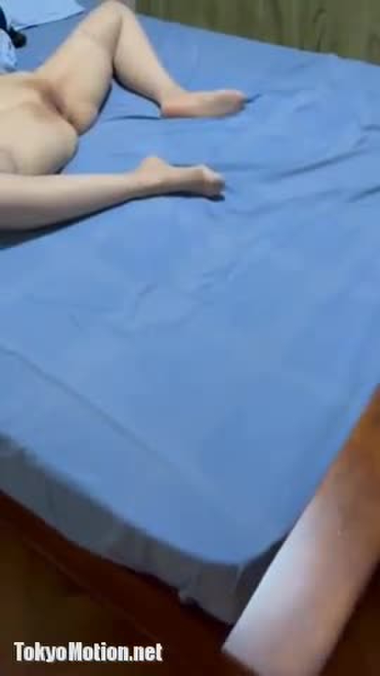 寝てるパイパン彼女に中出し②