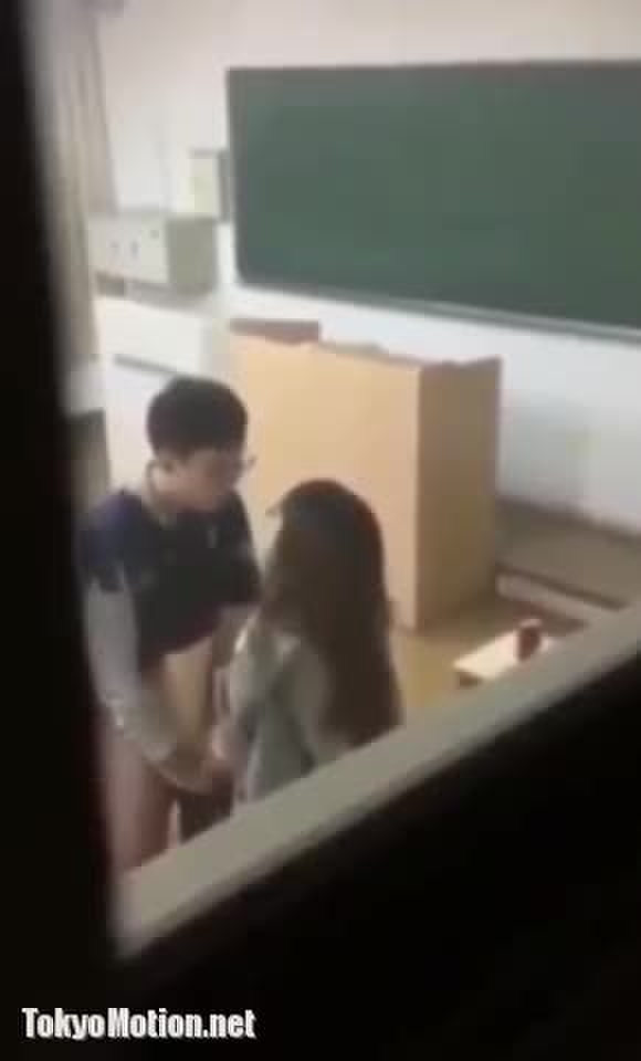 個人撮影 大学の教室で先輩とハメ撮り1