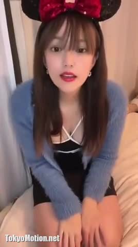スマホ個人撮影 「マジ、あかん…」慌ててる感じがガチっぽい！TikT○kerが胸チラ＆パンチラライブ配信♪